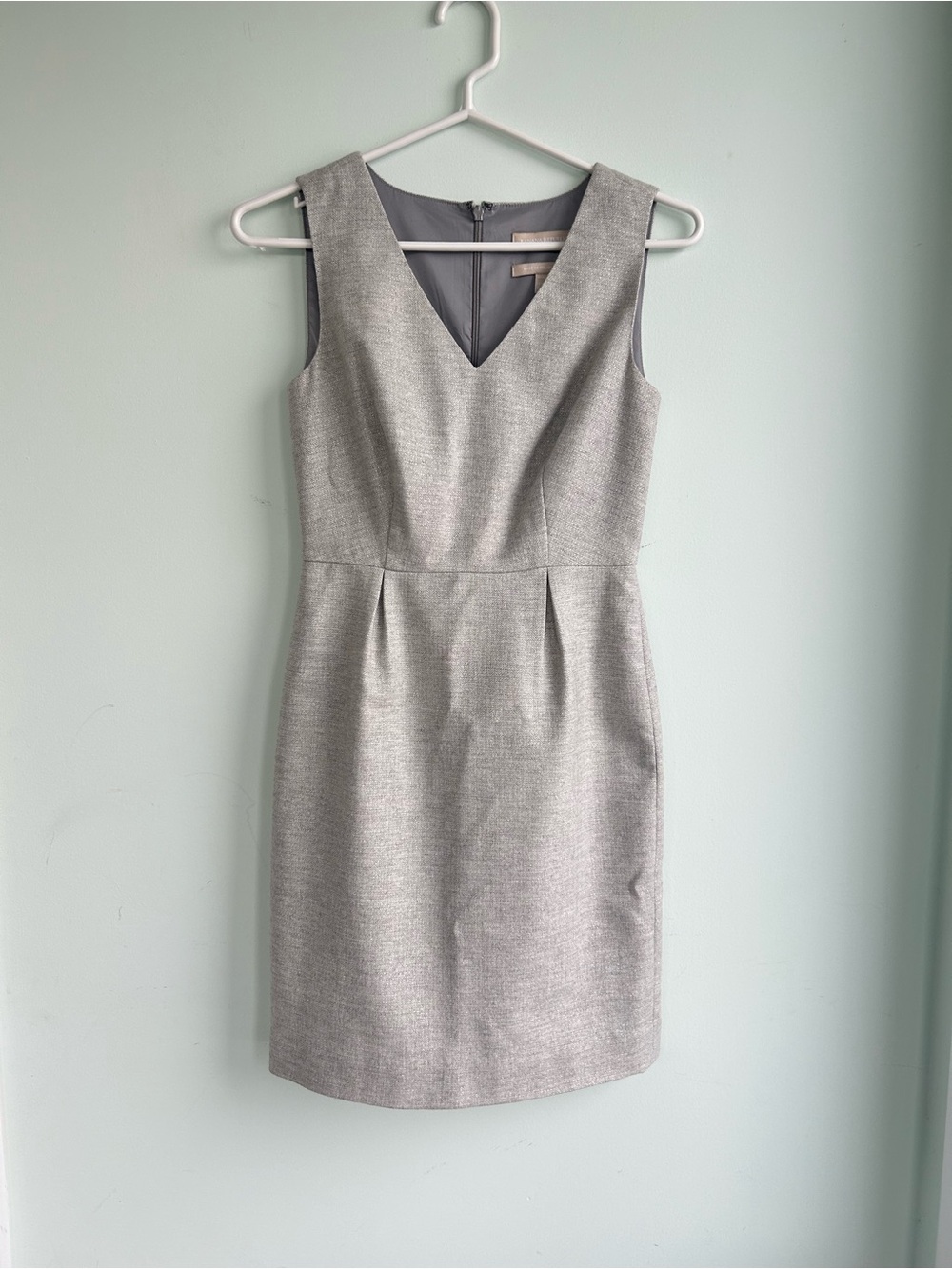 Classic Gray Sheath Dress with V-Neck 00p